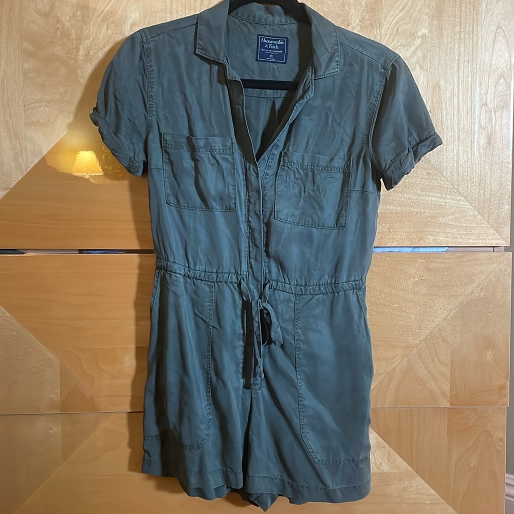 Abercrombie & Fitch Women’s short romper, size XS in olive green